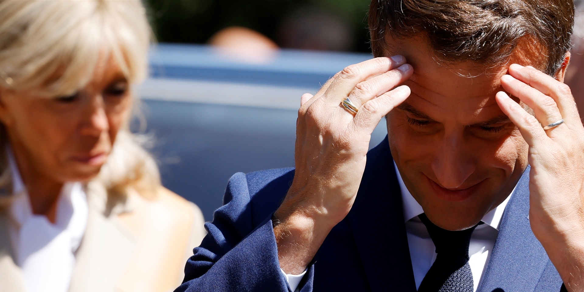 Emmanuel Macron, Präsident von Frankreich, und seine Frau Brigitte treffen vor dem Wahllokal ein, um ihre Stimmen in der ersten Runde der französischen Parlamentswahl abzugeben.