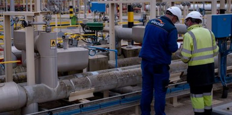 Zwei Mitarbeiter stehen in einer LNG-Anlage in Barcelona.