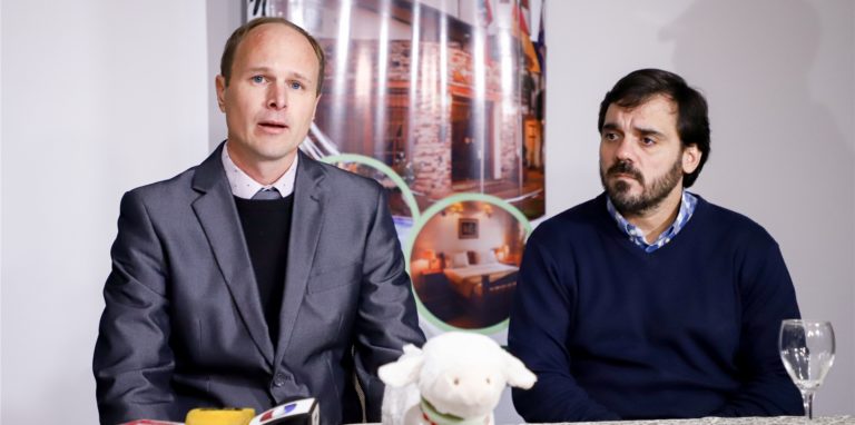 Stephan Schultheiss (l), Anwalt der in Deutschland lebenden Elternteile zweier mutmaßlich entzogenen Mädchen, und Dante Leguizamon (r), Vertreter einer lokalen Behörde für Kinder- und Jugendrechte, sprechen während einer Pressekonferenz im Hotel Westfalenhaus.