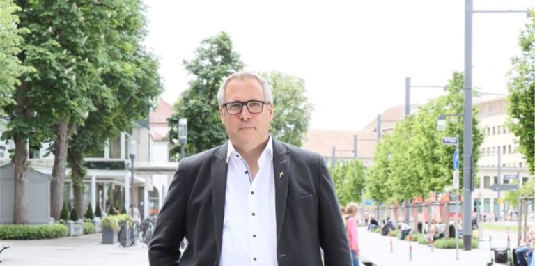 Der frühere ranghohe Geistliche Andreas Sturm steht auf einem öffentlichen Platz.