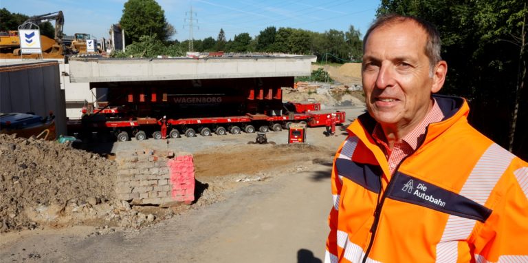 Bauingenieur Franz Fischer an der Autobahn 2. Dort wird das neue Brückenbauwerk nun fertiggestellt. Anfang Juli wird der neue teil der Brücke geöffnet und der alte Teil dann abgerissen.