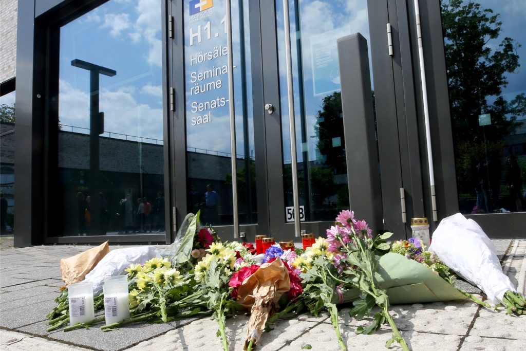 Blumen und Trauerkerzen liegen vor dem Hörsaalgebäude der Hochschule Hamm. Blumen und Trauerkerzen liegen vor dem Hörsaalgebäude der Hochschule Hamm.