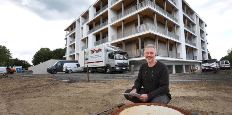 UKBS-Sprecher Michael Heimsath am Eisspeicher vor dem Solarhaus. Über die ungewöhnliche Technik wird künftig Wärme und Kälte für die 30 Wohnungen bereit gestellt.