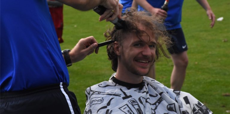 Nach dem Aufstieg des TuS Niederaden ließ sich Daniel Diesner seine Haarpracht abrasieren. Nun schließt sich der 32-Jährige einem anderen Lüner Verein an.