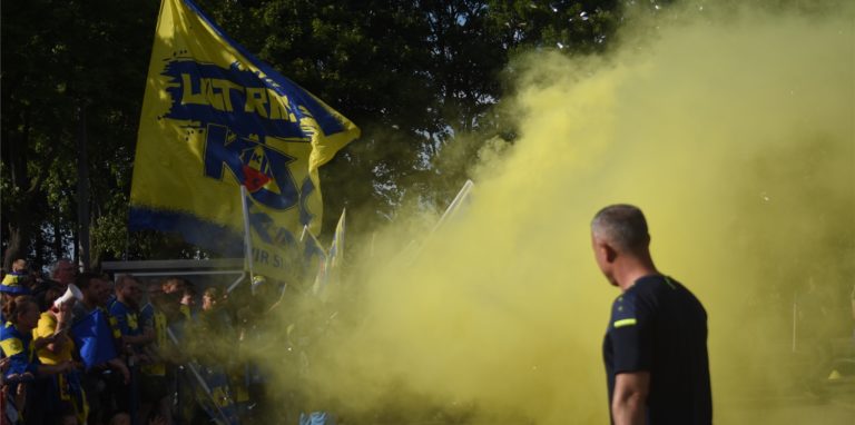 Die Fans des Kamener SC machten mit gelben Rauchtöpfen auf sich aufmerksam.