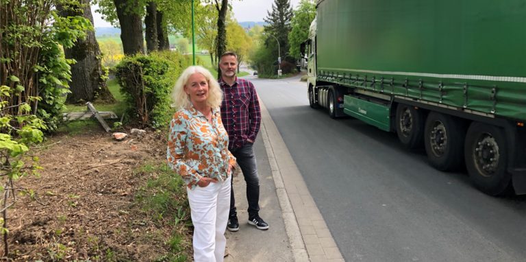 Für Bernd Wißmann und Bettina Schulte-Ahring ist die Verkehrssicherheit auf der Palzstraße in Bausenhagen nach der Sanierung noch weniger als vorher gewährleistet. Sie wünschen sich eine Tempo-Reduzierung.