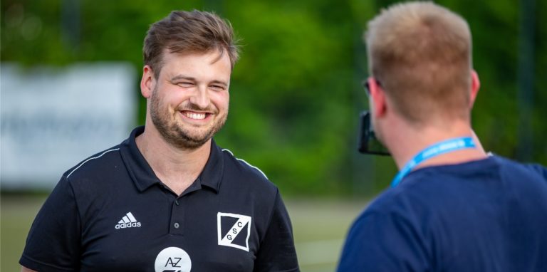Cappenbergs Co-Trainer Michel Zentgraf (l.) sprach nach dem Spiel mit Sportredakteur Marcel Schürmann über den 9:2-Sieg gegen Weddinghofen.