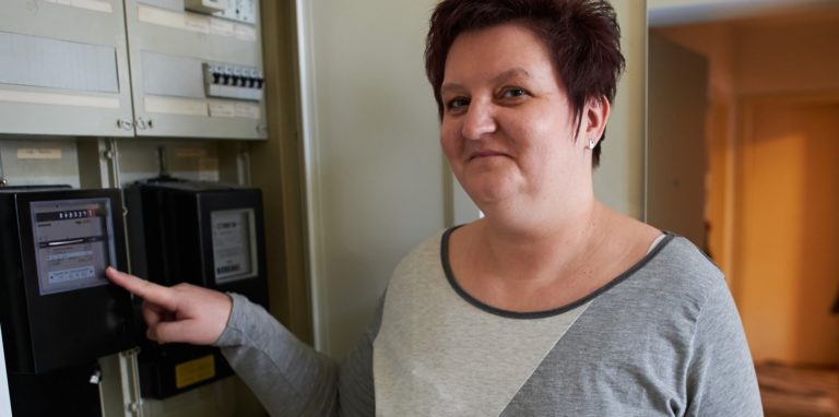 Die Strompreis-Debatte existiert schon lange – unser Archivbild stammt aus dem Jahr 2013 und zeigt Sylvia Brahm aus Essen anlässlich einer Geschichte zur damaligen Debatte über eine Strompreisbremse. Momentan ist das Thema aktueller denn je.