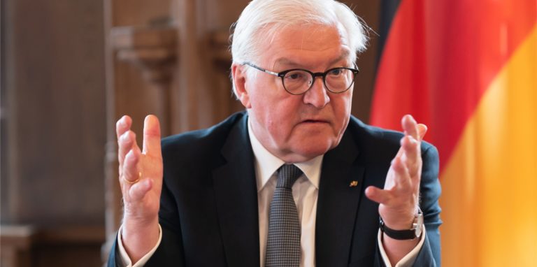 Bundespräsident Frank-Walter Steinmeier hält eine Rede.