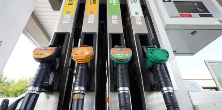 Eine Zapfsäule an einer Tankstelle.