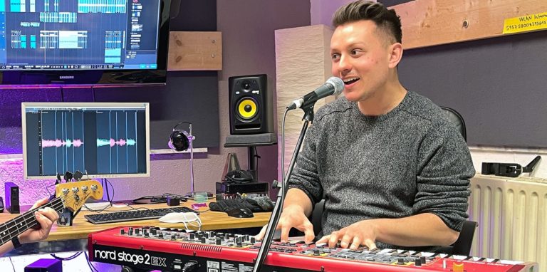 Der Holzwickeder Kim Friehs, hier im Studio mit der Band „Max im Parkhaus“, hat die Leitung eines Chors in Heeren-Werve übernommen.