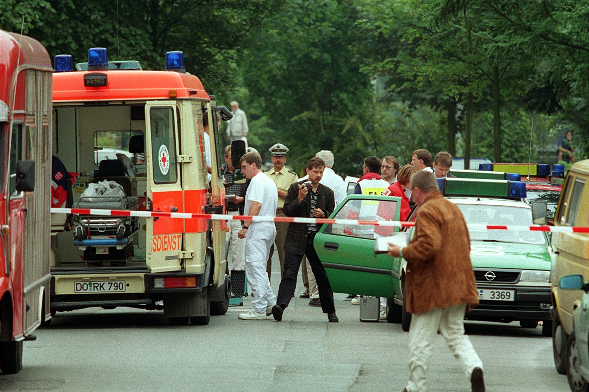 Einsatzfahrzeuge am Tatort. Der Streifenwagen mit der geöffneten Tür ist der Wagen, auf den Michael Berger die Schüsse abgegeben hatte.