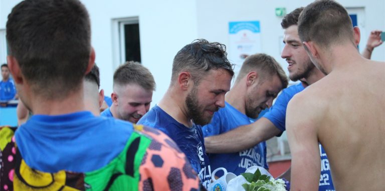 Seine Mitspieler feierten Carlo Berlandieri (M.) minutenlang nach seiner offiziellen Verabschiedung vom VfL Kamen.