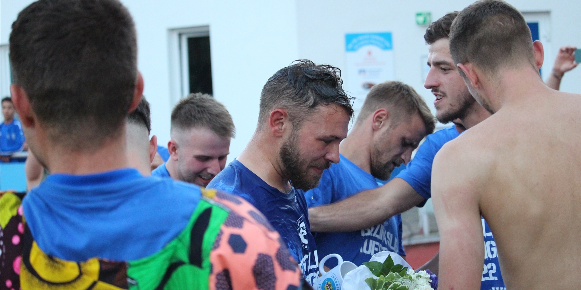 Seine Mitspieler feierten Carlo Berlandieri (M.) minutenlang nach seiner offiziellen Verabschiedung vom VfL Kamen.