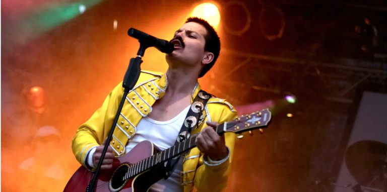 Die Revival-Band „God save the Queen“ ist im Oktober auf der Wilhelmshöhe in Menden zu erleben. Sänger Harry Rose kommt seinem Vorbild Freddie Mercury sehr nahe.