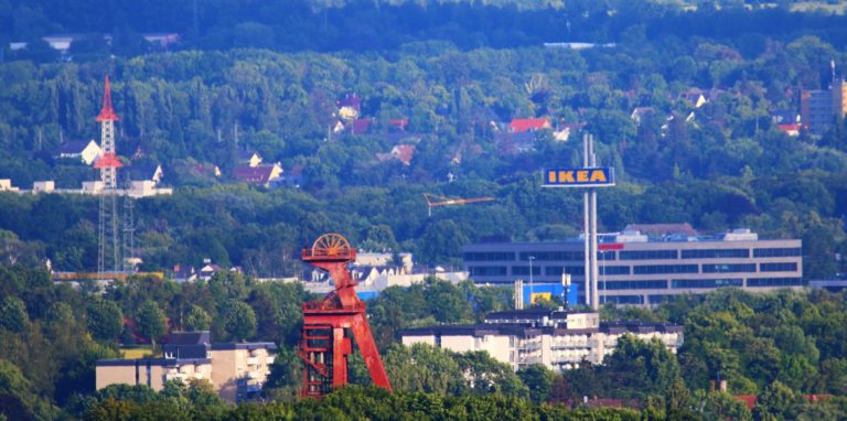 Der Förderturm im Technopark und das Kamen-Karree mit Ikea rücken durch das Teleobjektiv ganz nah zusammen.