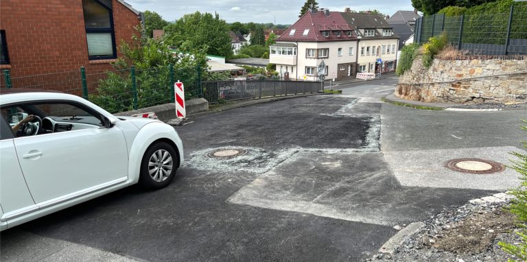 Die frischen Bauarbeiten auf der Sümbergstraße sind noch sichtbar.
