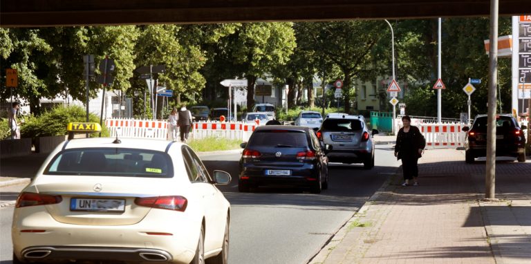 Nur noch auf den Bürgersteigen stehen Absperrungen. Ursprünglich sollte die Vollsperrung der Koppelstraße laut Ankündigung der Stadt Kamen vier Wochen lang dauern.