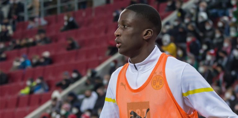 Soumaila Coulibaly wärmt sich an der Seitenlinie auf.