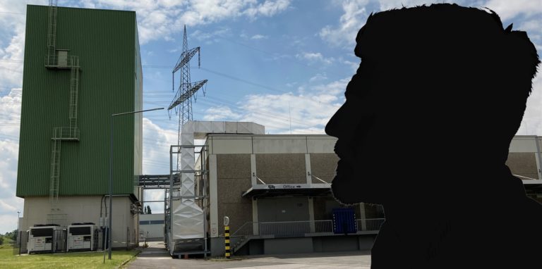 Ein betroffener Mitarbeiter der Rösterei von Markus Kaffee berichtet gegenüber unserer Redaktion, wie er die Betriebsversammlung erlebt hat, in der die Schließung bekannt gegeben wurde. Der als Silhouette abgebildet Kopf hat lediglich eine symbolische Funktion und erlaubt keinerlei Hinweise auf den tatsächlichen Gesprächspartner.