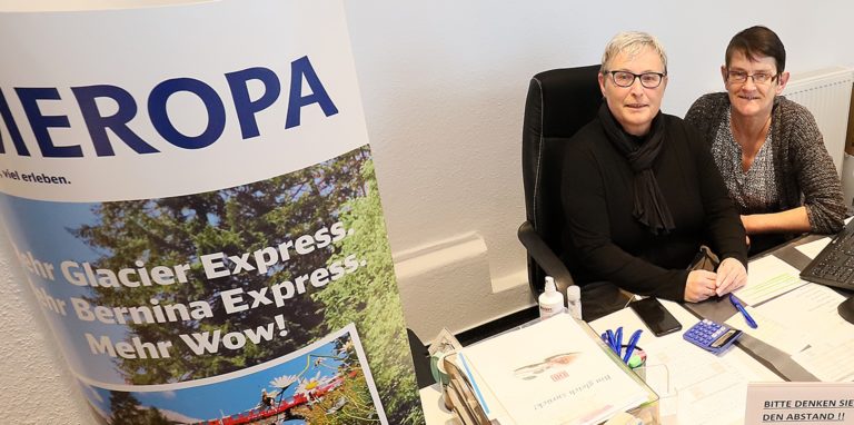 Sabine Potrafka und Monika Kaiser in der DB-Agentur am Bahnhof Kamen. Sie sind dort als exzellente Beraterinnen bekannt. Durch das neun-Euro-Ticket kommen nun viele zusätzliche Anfragen.