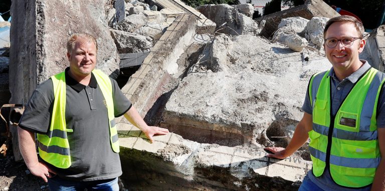Sven Holtsträter (l.) und Daniel Lögering (r.) auf der Baustelle am Freibad. nachdem sie Tiefbohrungen für eine Grundwasserabsenkung ankündigten, meldete sich ein besorgter Anwohner.
