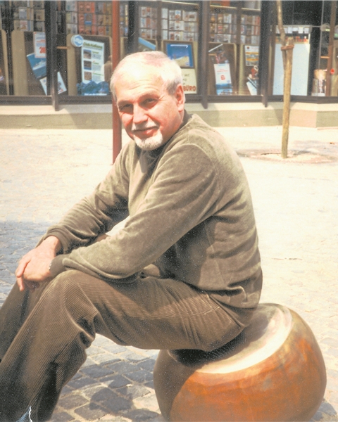 Sommer 1982: Der Künstler Carlernst Kürten nahm kurz Platz auf einer der Kastanien, die er gestaltet hatte. Sommer 1982: Der Künstler Carlernst Kürten nahm kurz Platz auf einer der Kastanien, die er gestaltet hatte.
