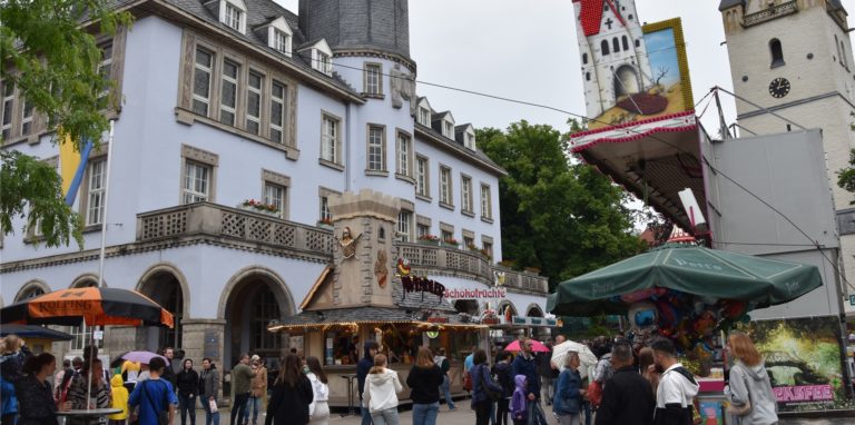 Zur traditionellen Mendener Pfingstkirmes kommen auch viele Menschen von außerhalb. Menschen  können nun ihre Meinung zur Stadt in einer Umfrage äußern.