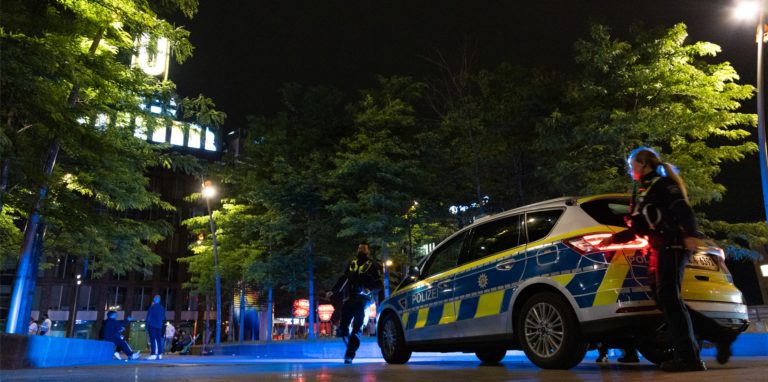 Eine Szene aus der Nacht vom 25. auf den 26. Mai: Am Dortmunder U schossen Personen aus einer Softair-Pistole auf eine Gruppe von Menschen.