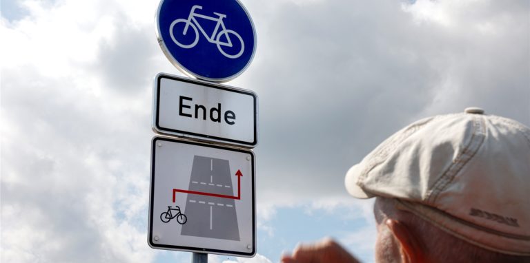 Das Ende der Radfahr-Freude. Oft sind die Hinweise für Radfahrer kompliziert und unpraktisch, wie hier an der Unnaer Straße.