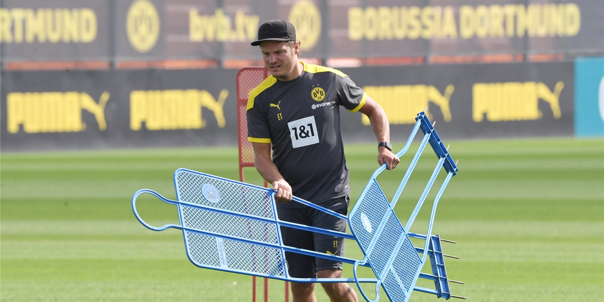 BVB-Trainer Edin Terzic baut im Training Übungen auf.