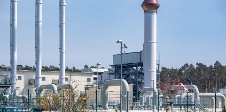 Blick auf Rohrsysteme in der Gasempfangsstation der Ostseepipeline Nord Stream 1 und der Übernahmestation der Ferngasleitung OPAL (Ostsee-Pipeline-Anbindungsleitung).