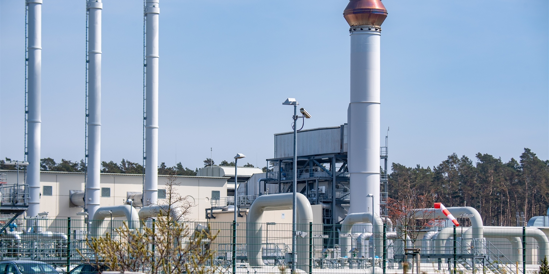 Blick auf Rohrsysteme in der Gasempfangsstation der Ostseepipeline Nord Stream 1 und der Übernahmestation der Ferngasleitung OPAL (Ostsee-Pipeline-Anbindungsleitung).
