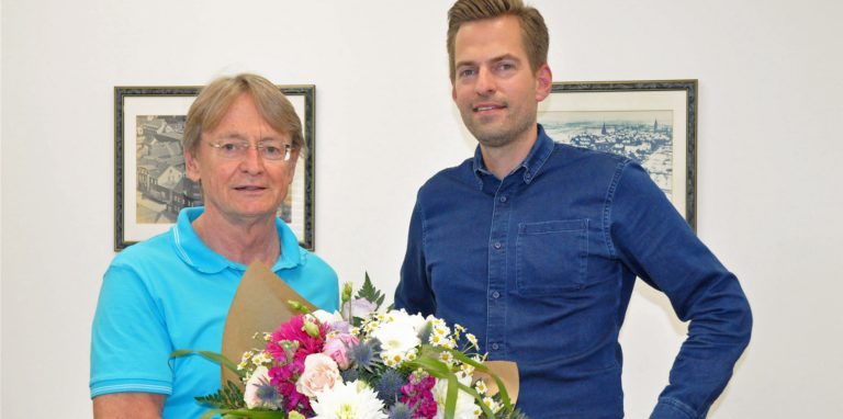 Blumen zum Einzug: Dr. Ulrich Hüning (l.) hat seine Praxis ins Facharztzentrum am St. Marien Hospital verlegt. Lars Podchull, beim Bauverein für Vermietungen zuständig, gratuliert.