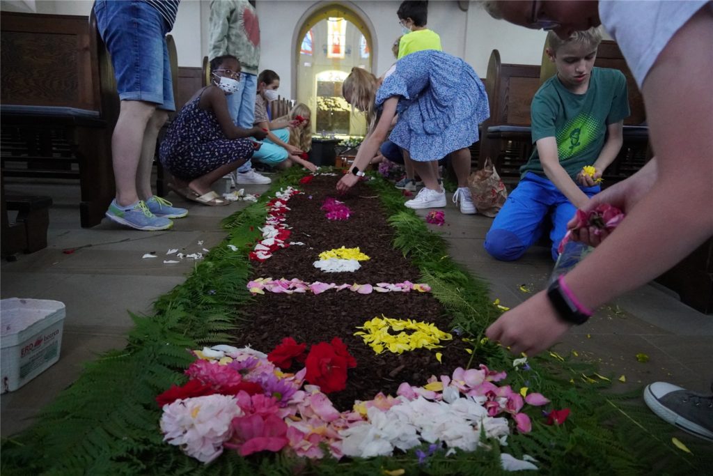 Messdiener kamen am Mittwochabend (15. Juni) in St. Marien zusammen, um alles vorzubereiten. Messdiener kamen am Mittwochabend (15. Juni) in St. Marien zusammen, um alles vorzubereiten.