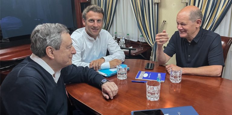 Italiens Ministerpräsident Mario Draghi (l-r), Frankreichs Präsident Emmanuel Macron und Bundeskanzler Olaf Scholz (SPD) sitzen in einem Zug auf der Reise nach Kiew.