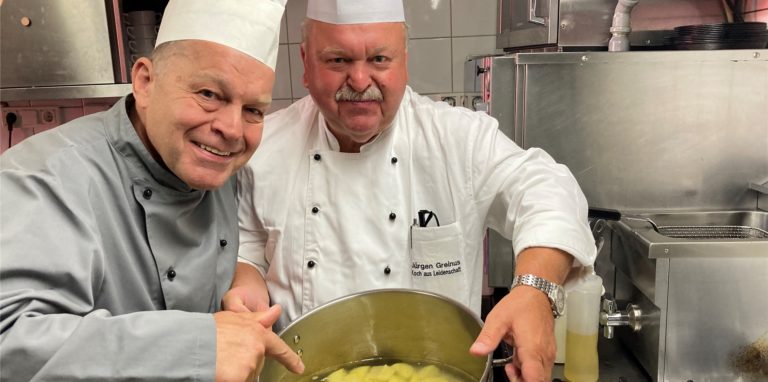 Die „Rentner-Köche“ Ludger und Jürgen Greinus freuen sich auf ihren Koch-Einsatz beim G7-Gipfel in Bayern.