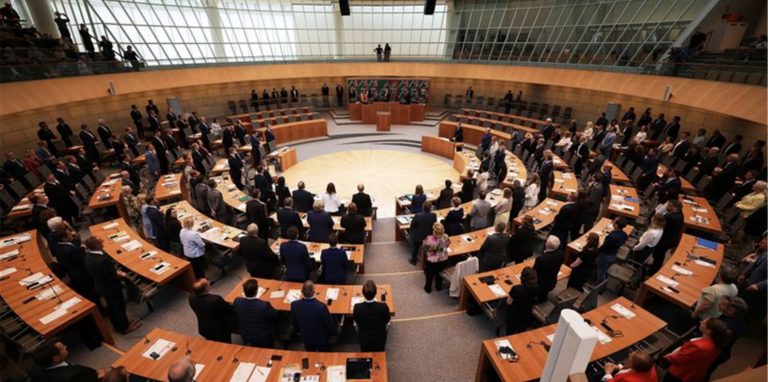 Blick in den Plenarsaal des Landtags von Nordrhein-Westfalen.