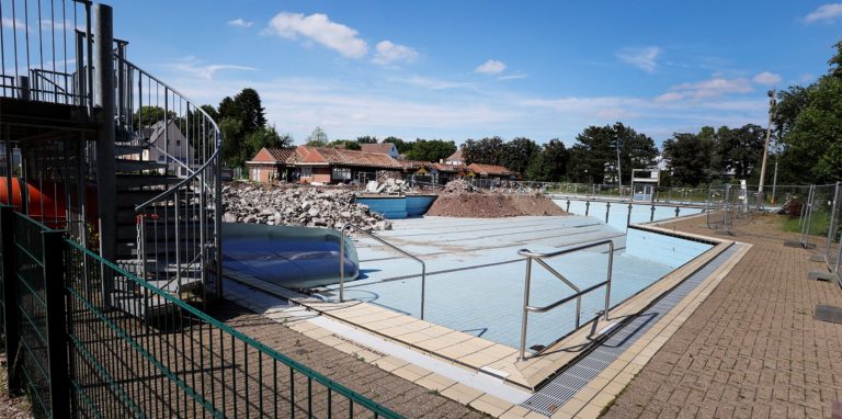 Nach dem Abriss des Freibades wird beim Aushub der Baugrube für das neue Gebäude der Grundwasserspiegel gesenkt. Anwohner machten sich Sorgen.