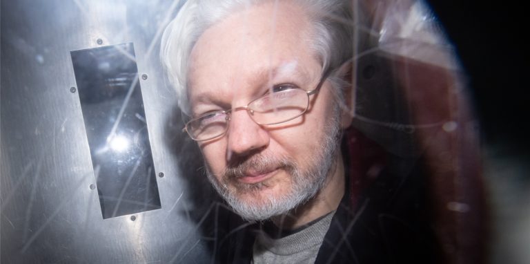 Wikileaks-Gründer Julian Assange verlässt das Westminster Magistrates Court in London, wo er zu einer Anhörung zum Auslieferungsgesuch der USA erschien.
