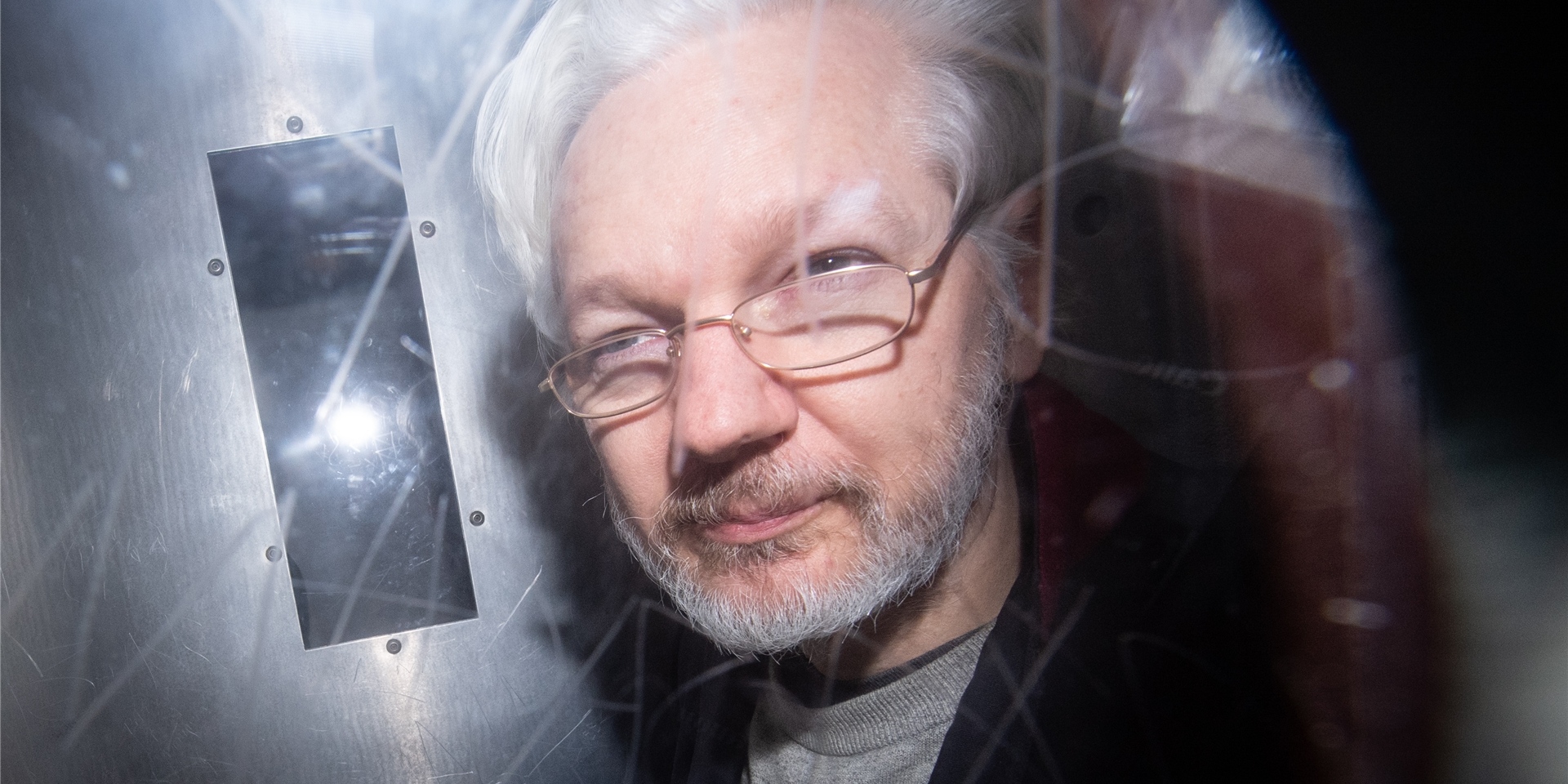 Wikileaks-Gründer Julian Assange verlässt das Westminster Magistrates Court in London, wo er zu einer Anhörung zum Auslieferungsgesuch der USA erschien.