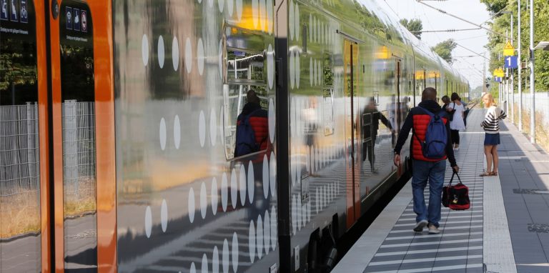 Ab Bahnhof Methler drohte eine betrunkene Frau auf die Bahngleise zu fallen. Als die Polizei kam eskalierte die Situation.