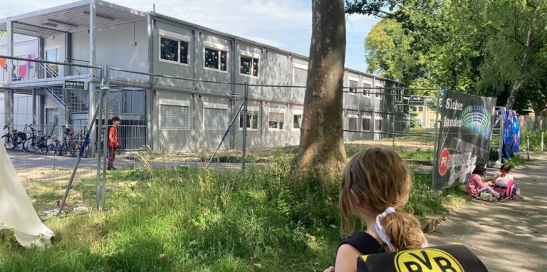 Die Burgholzstraße ist ein Schwerpunkt im städtischen Schulbauprogramm für die Nordstadt. Hier ist ein Container-Dorf als Übergangsstandort für die Libellen-Grundschule entstanden.