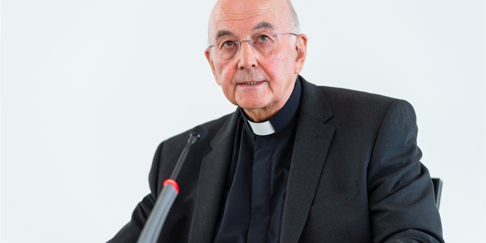 Bischof Felix Genn spricht auf einer Pressekonferenz zur am Montag (13.6.) vorgestellten Studie zur Aufarbeitung des sexuellen Missbrauchs im Bistum Münster.