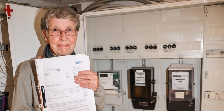 Barbara Zimmer (79) ist empört, dass DEW21 nach ihrem Umzug innerhalb Dortmunds einen drastisch höheren Strompreis verlangt.