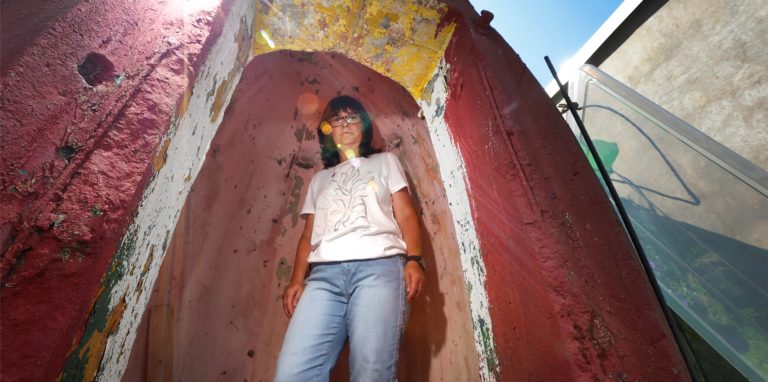 Claudia Notzon steht in einem Splitterschutzbunker, der in ihrem Garten die Kriegszeit überdauert hat.