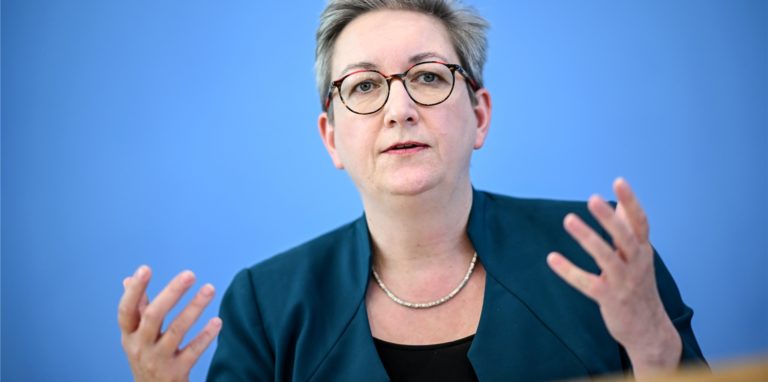 Bauministerin Klara Geywitz spricht auf einer Pressekonferenz.