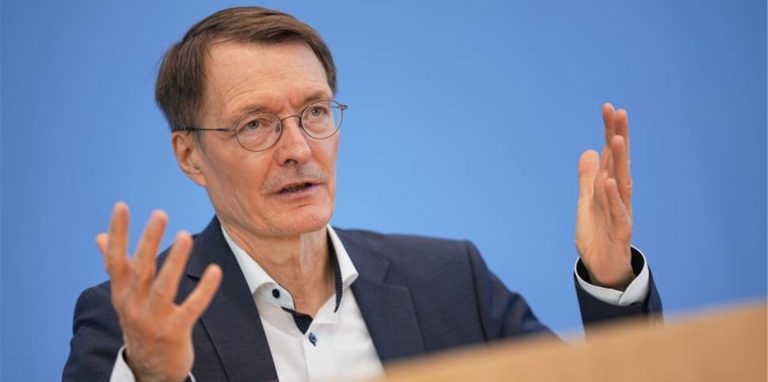 Karl Lauterbach (SPD), Bundesminister für Gesundheit, spricht bei einer Pressekonferenz zur Corona-Lage im Sommer in der Bundespressekonferenz.