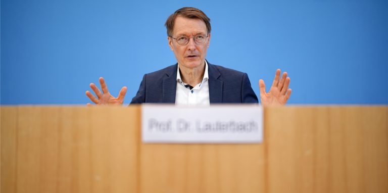 Karl Lauterbach (SPD), Bundesminister für Gesundheit, gestikuliert bei einer Pressekonferenz zur Corona-Lage im Sommer in der Bundespressekonferenz.
