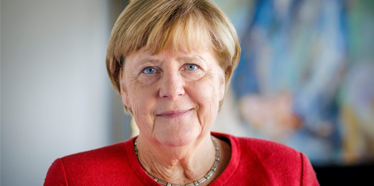 Bundeskanzlerin a.D. Angela Merkel posiert in ihrem Buero für ein Foto